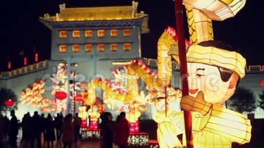 中国陕西西安`元宵节期间，游客在城墙上观赏灯笼装饰